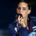 La nadadora española Ona Carbonell besa la medalla lograda en el Campeonato del Mundo de Natación 2013.