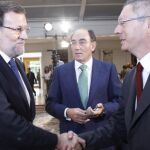 Rajoy saluda a Gallardón a su llegada a la presentación del informe anual de la Comisión para la reforma de las Administraciones Públicas.