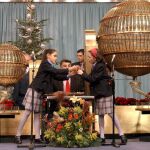 Dos niñas del Colegio de San Ildefonso cantan uno de los premios.