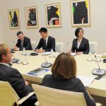 Lauren Fischler, Brian Fu y Zhu Huan, miembros de la delegación de Wanda, se reunieron ayer con Ana Botella, el secretario de Estado de Comercio, Jaime García-Legaz; la delegada de Urbanismo de Madrid, Paz González, y un equipo de los arquitectos que han elaborado el proyecto para Campamento liderado por Antonio Lamela