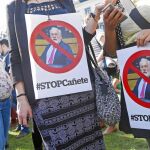 Manifestantes en contra de Cañete mientras el candidato se sometía al examen en el Parlamento Europeo