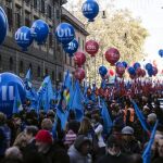 Imagen de la manifestación que ha recorrido hoy las calles de Roma con motivo de la huelga general en Italia.