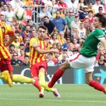 El delantero del FC Barcelona Munir El Haddadi dispara a puerta durante el partido de Liga disputado ante el Athletic Club