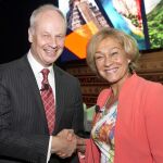 Ana Isabel Mariño, anoche, junto al presidente de WTTC, David Scowsill
