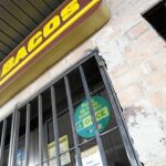 El estanco de Mercamadrid seguía ayer con la puerta forzada