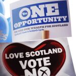 Pancartas a favor del Sí y del No durante un mitin en Glasgow (Escocia)