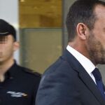 GRA009 MADRID, 22/07/2014.- El expresidente del Barcelona Sandro Rosell, a su llegada esta mañana a la Audiencia Nacional para responder a las preguntas del juez Pablo Ruz sobre su imputación por un delito de apropiación indebida en el fichaje del delantero brasileño Neymar, lo que provocó su dimisión al frente del club. EFE/Emilio Naranjo