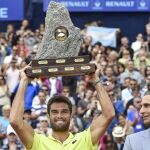 Andújar posa feliz junto al trofeo logrado en Suiza.