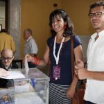 La secretaria general de Podemos en Andalucía, Teresa Rodríguez, con su novio José María González Santos, "Kichi"el día de las elecciones