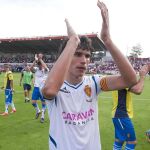 Vallejo, capitán del Zaragoza, aplaude a los aficionados aragoneses