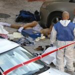 Investigadores de la policía, en el lugar del ataque junto a los cuerpos de los atacantes