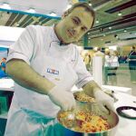 Ángel León, mientras prepara uno de los platos de pescado que sirvió a un grupo de niños en el From