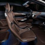El interior es lujoso, con materiales de calidad e innovadoras tecnologías.