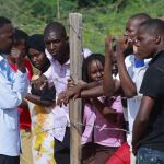 Estudiantes de la Universidad de Garissa que lograron sobrevivir al ataque esperan al discurso del ministro de Seguridad keniata, Joseph Ole Nkaissery, en el campamento militar de Garissa, al este de Kenia.