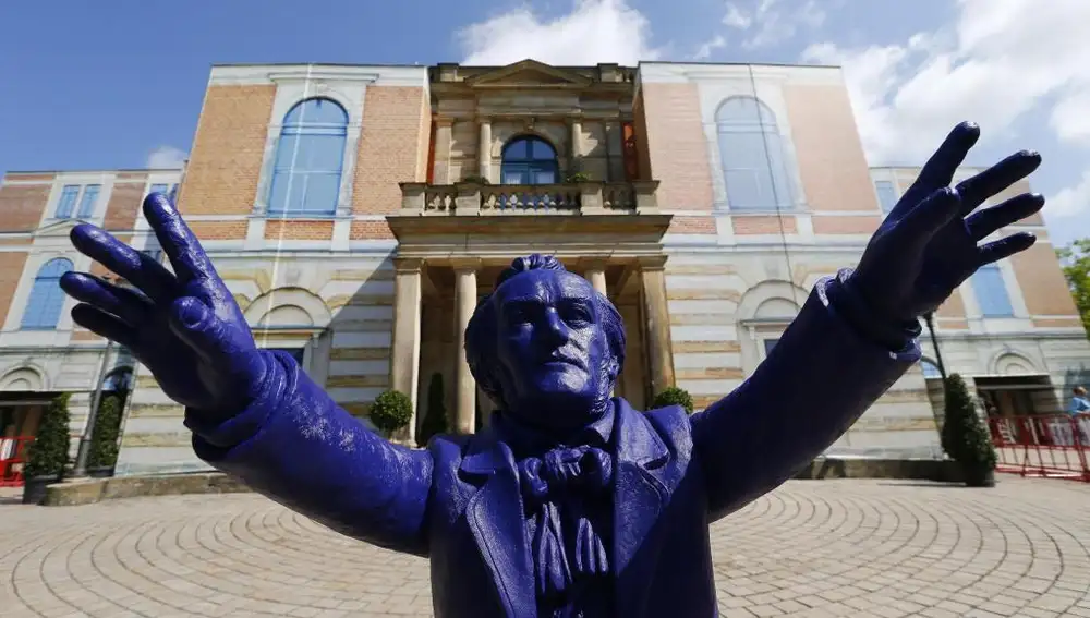 Una escultura de Wagner preside la entrada de la «opera house» de Bayreuth.