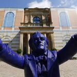 Una escultura de Wagner preside la entrada de la «opera house» de Bayreuth.