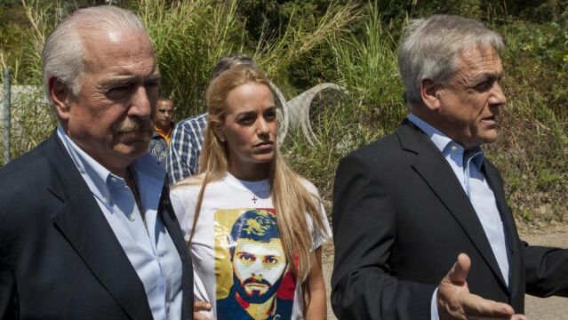 El expresidente de Colombia Andrés Pastrana (i), el de Chile Sebastián Piñera (d) y la esposa del dirigente opositor Leopoldo López, Lilian Tintori (c).