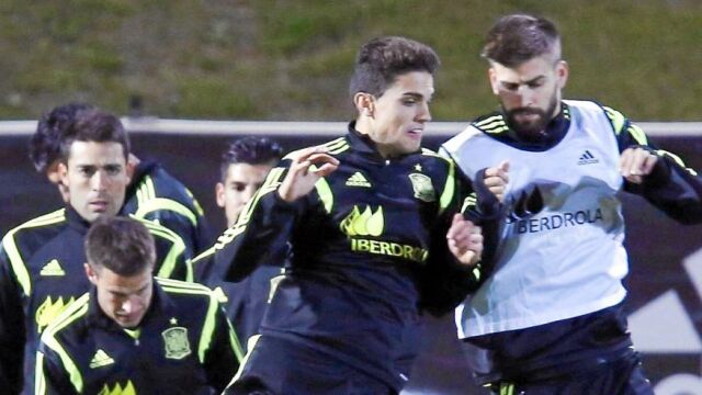 Piqué salta con Bartra, compañero del equipo, en el entrenamiento de ayer