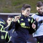 Piqué salta con Bartra, compañero del equipo, en el entrenamiento de ayer