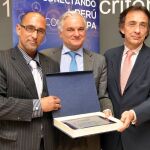 Don Miguel Garrido de la Cierva, (en el centro) Secretario General de la Confederación empresarial de Madrid -CEIM, Confederación Española de Organizaciones Empresariales CEOE, hace entrega el galardón a los premiados Claudio Missiego y Javier Fontán.