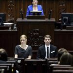 El portavoz del Parlamento, Radoslaw Sikorski, con una portavoz de la juventud, Michal Skreta en una imagen de archivo