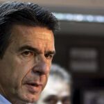 El ministro de Industria y presidente del PP en Canarias, José Manuel Soria, atiende a los periodistas tras presidir la reunión del Comité Ejecutivo Regional del partido, celebrado hoy en Las Palmas de Gran Canaria.