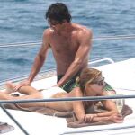 El actor Patrick Dempsey da crema solar a su mujer.