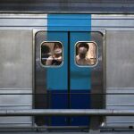 El uso de mascarillas es cada vez más habitual en Corea del Sur para prevenir el contagio del coronavirus. En la imagen, dos pasajeros de un tren subterráneo en Seúl