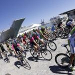 Momento de la salida de la tercera etapa de la Vuelta Ciclista a España 2014, que ha partido del buque anfibio portaaviones Juan Carlos I