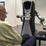 El robot de acompañamiento, en plena acción