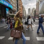 Carmen Lomana paseando por la Gran Vía a su regreso a Madrid después de estar en