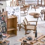 Vista del estudio de Miró, con todos sus cuadros, sillas y lienzos, pero sin la presencia del pintor