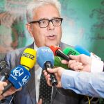 El presidente en funciones de la Diputación de Valencia, Juan José Medina, momentos antes de dar comienzo el último pleno