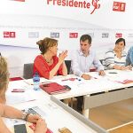 Luis Tudanca conversa con Soraya Rodríguez, en presencia de Ana Sánchez y José Luis Vázquez, durante la reunión del Plenario de la Ejecutiva