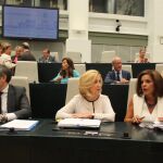 Concepción Dancausa y Ana Botella, en el pleno del Ayuntamiento de Madrid
