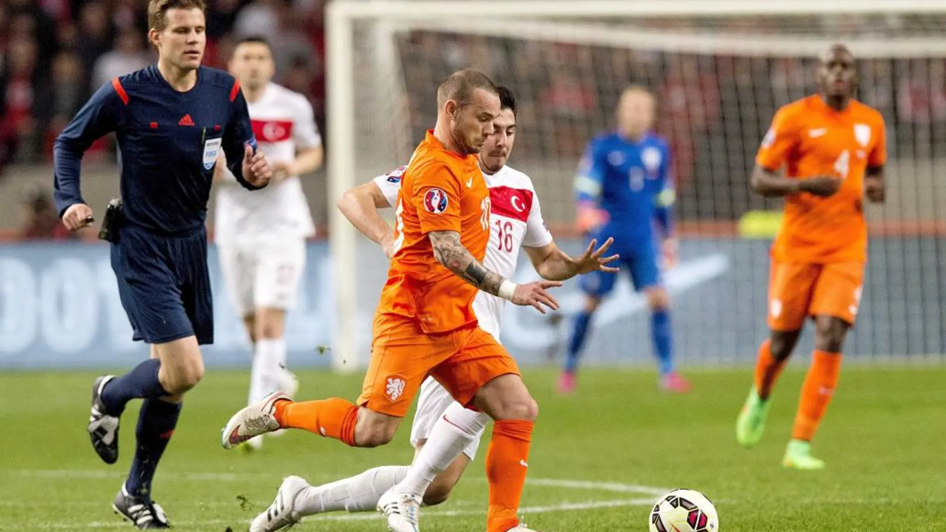 Wesley Sneijder disputa el balón ante el jugador de Turquía, Ozan Tufan