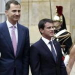 El primer ministro francés, Manuel Valls, y su esposa, Anne Gravoin, en el Palacio de Matignon con los Reyes.