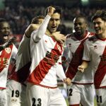 El centrocampista del Rayo Vallecano Alberto Bueno celebra su gol, primero del equipo