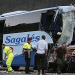 Operarios de mantenimiento limpian la vía tras un accidente de tráfico ocurrido esta tarde entre un camión y un autocar de la compañía Sagalés, en la autovía A2