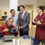 El presidente del Gobierno y del PP, Mariano Rajoy, durante la visita realizada hoy al centro de la Asociación de Atención a las Personas con Parálisis Cerebral de la Rioj