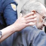 Cuando el teléfono no suena. Rato no quiere hacer una batalla política de su investigación, pero no oculta que está molesto por cómo se produjo su detención. En estos días, además, nadie del actual Gobierno ni de la etapa de Aznar se ha puesto en contacto con él.