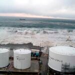 Momento captado por una cámara en el que el tsunami llegó a la central de Fukushima