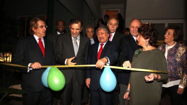 De izda a dcha, don Joaquín Antuña, el embajador de Argelia, (cortando la cinta de inauguración); y sus homólogos embajadores de Palestina, Libia, Serbia, doña Mª Luisa Antuña e Irene Iribarren.