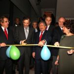 De izda a dcha, don Joaquín Antuña, el embajador de Argelia, (cortando la cinta de inauguración); y sus homólogos embajadores de Palestina, Libia, Serbia, doña Mª Luisa Antuña e Irene Iribarren.