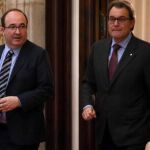 Artur Mas (d), y el primer secretario del PSC, MIquel Iceta, al finalizar la reunión que han mantenido en el Parlament.