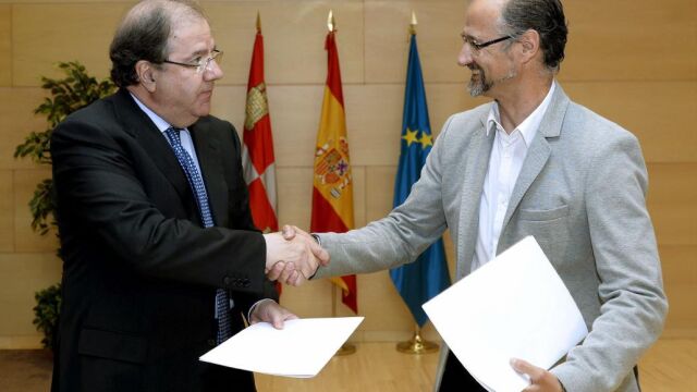 Los candidatos del PP y de Ciudadanos a la Presidencia de la Junta de Castilla y León, Juan Vicente Herrera (i), y Luis Fuentes (d), respectivamente, tras la firma