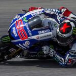 El piloto español de MotoGP Jorge Lorenzo participa en una sesión de entrenamientos libres para el Gran Premio de Malasia.
