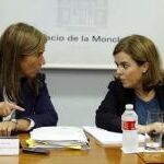 La vicepresidenta del Gobierno, Soraya Saenz de Santamaría, con la ministra de Sanidad, Ana Mato, durante la reunión del comité especial para la gestión del ébola