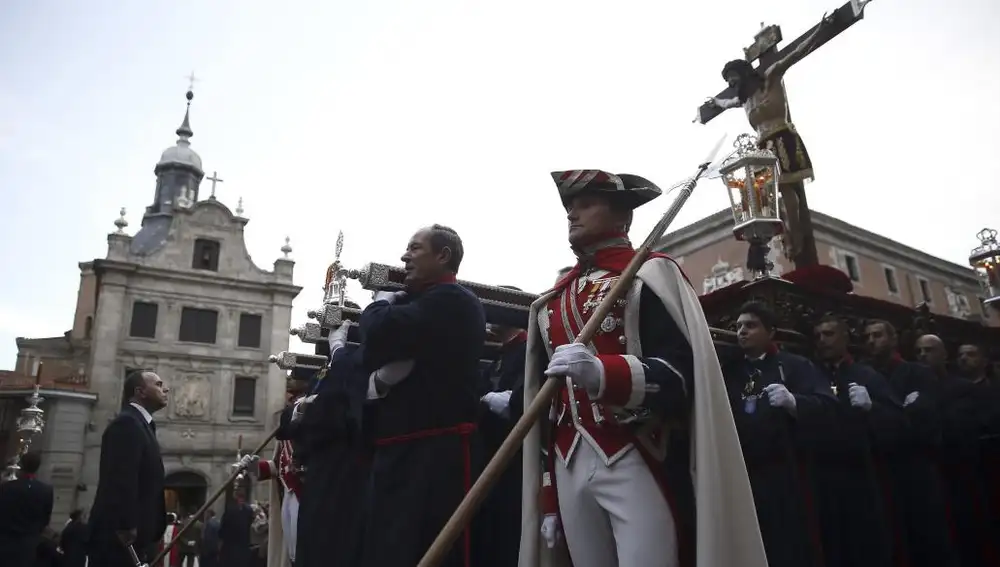 El Cristo de los Alabarderos pasa junto a la Catedral Castrense, en la Calle Mayor, durante su procesión por las calles de Madrid en la noche del Viernes Santo.