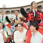 La terna al completo sale a hombros de La Monumental de Barcelona